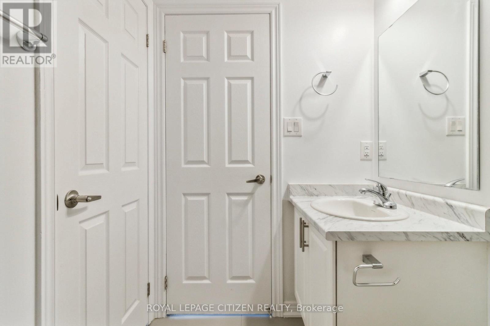 B - 526 White'S Hill Avenue, Markham, ON - Indoor Photo Showing Bathroom