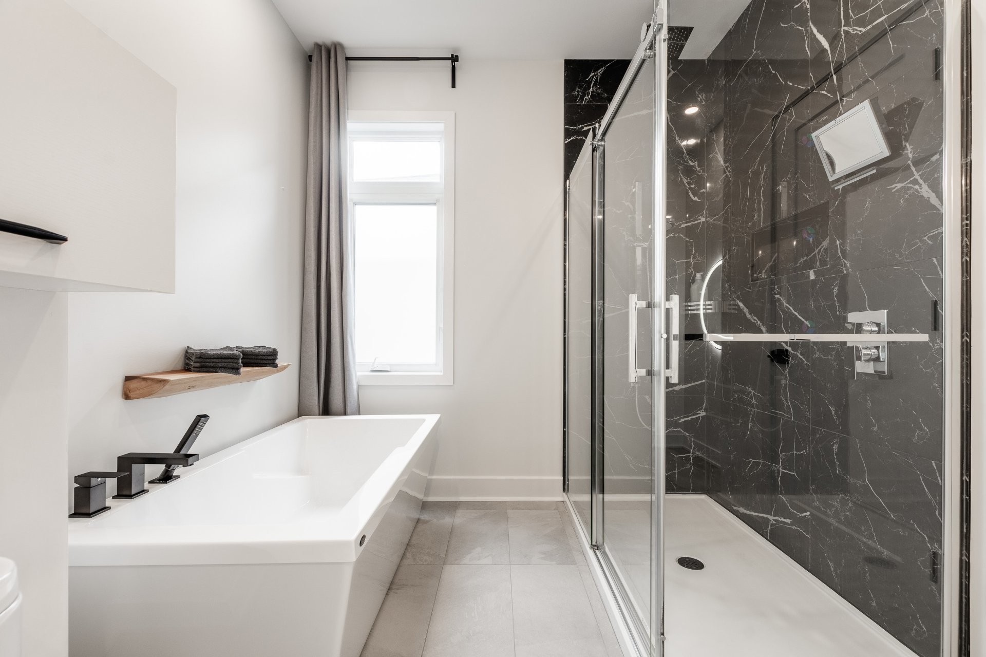Master Bathroom - 1128 Rue Breux, Chambly, QC - Indoor Photo Showing Bathroom