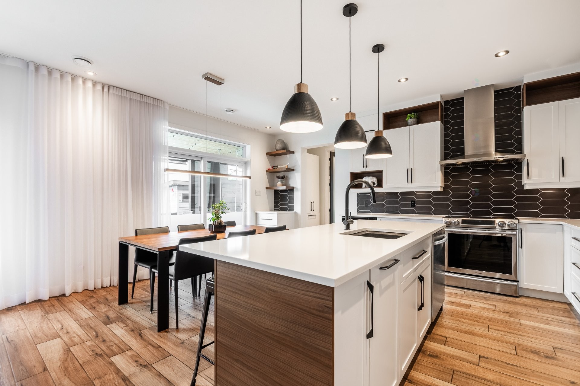 Kitchen - 1128 Rue Breux, Chambly, QC - Indoor Photo Showing Kitchen With Upgraded Kitchen