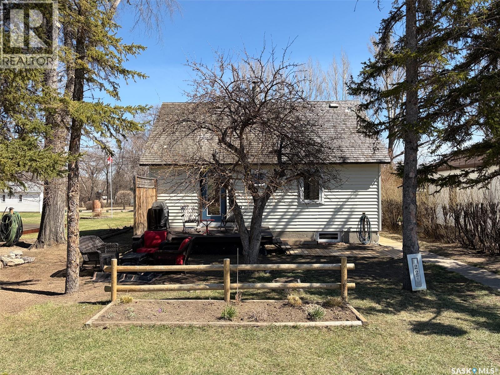 227 Riverside Boulevard, Eastend, SK - Outdoor