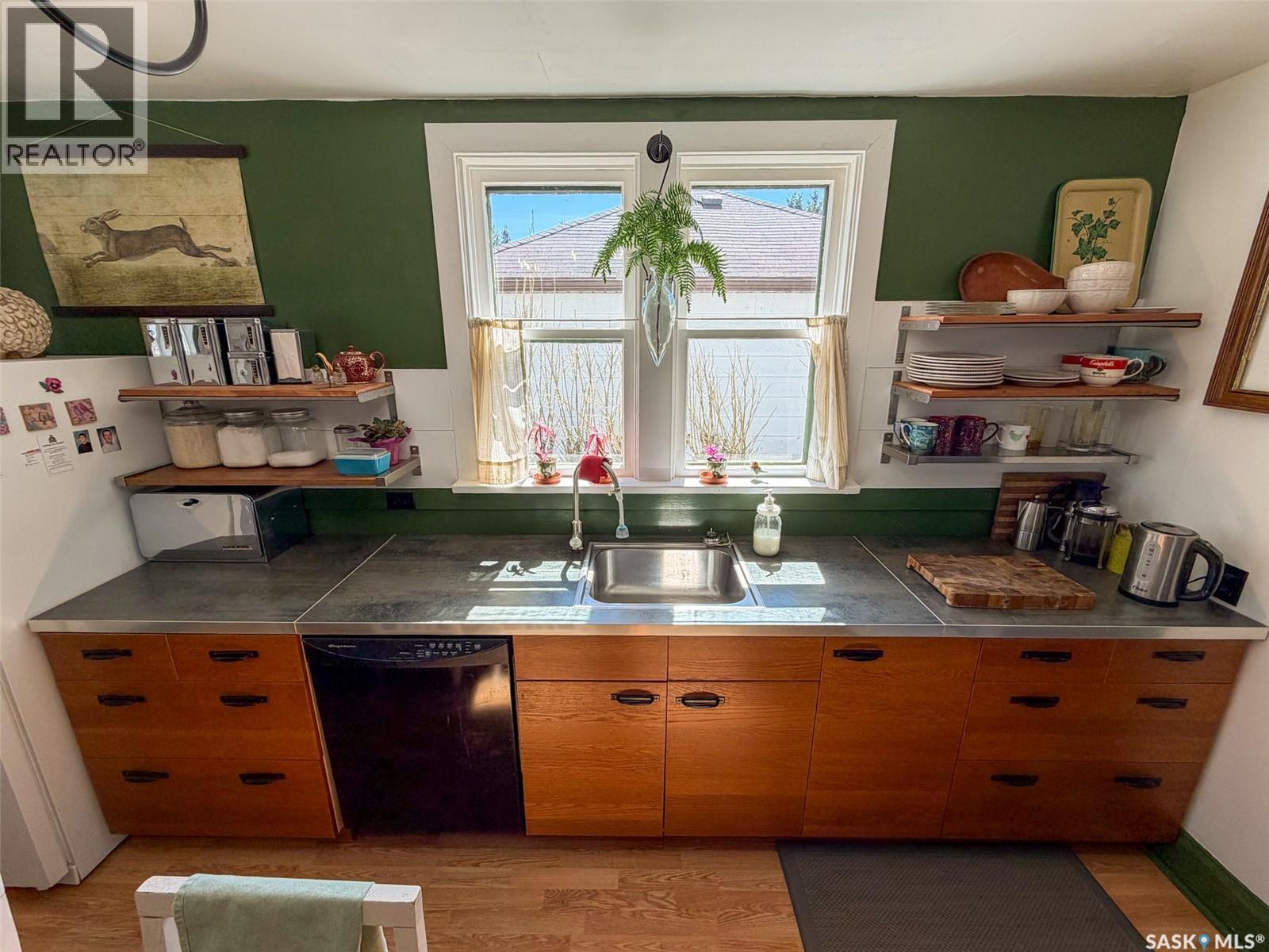 227 Riverside Boulevard, Eastend, SK - Indoor Photo Showing Kitchen
