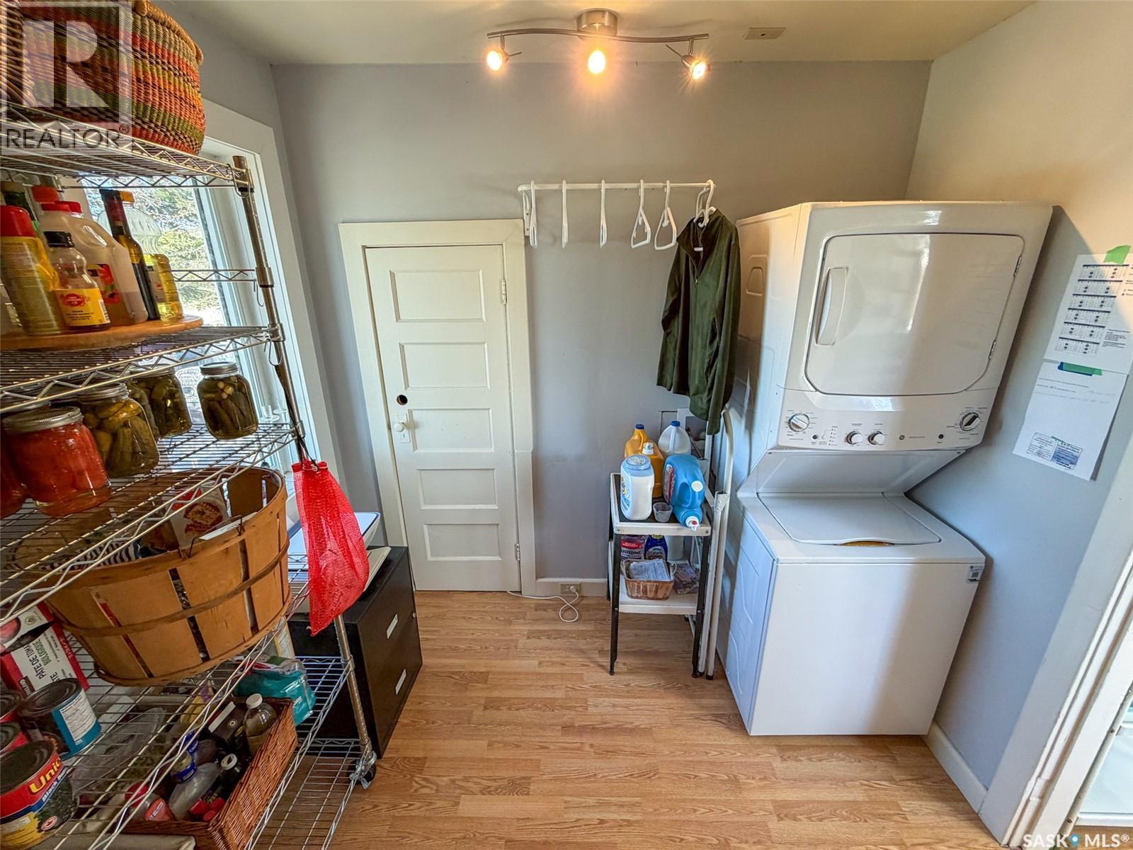 227 Riverside Boulevard, Eastend, SK - Indoor Photo Showing Laundry Room
