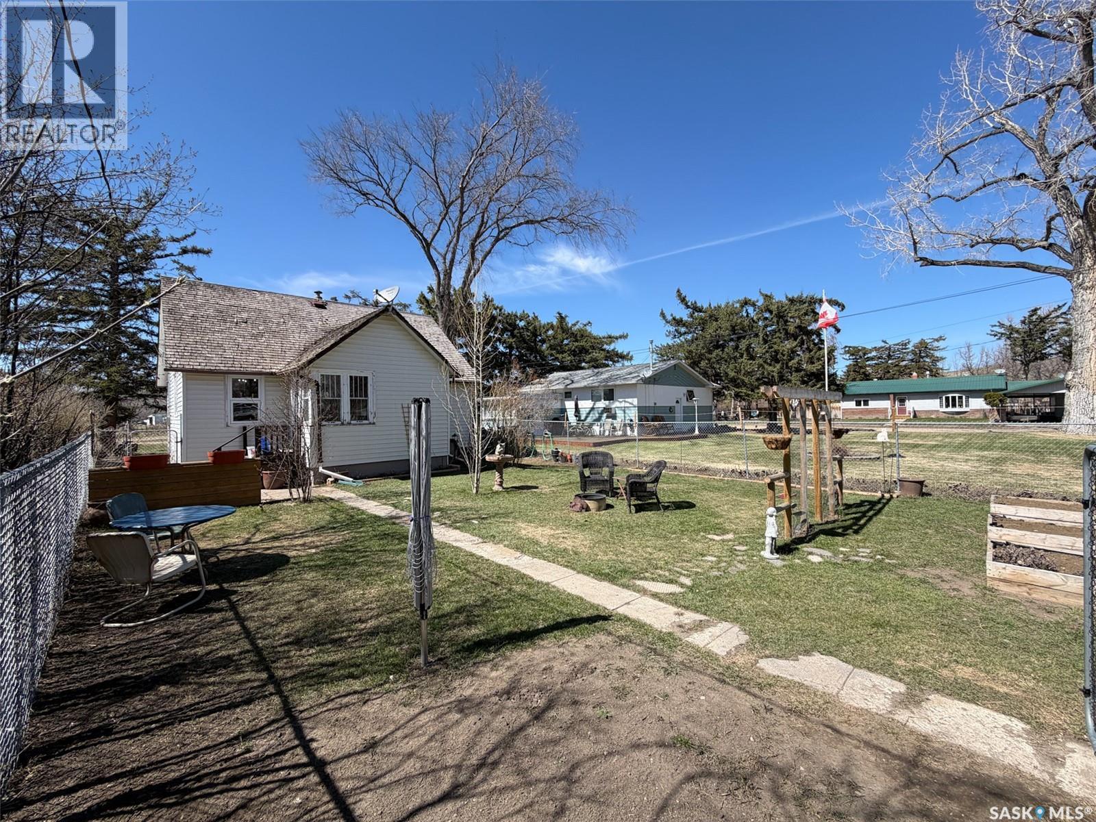227 Riverside Boulevard, Eastend, SK - Outdoor