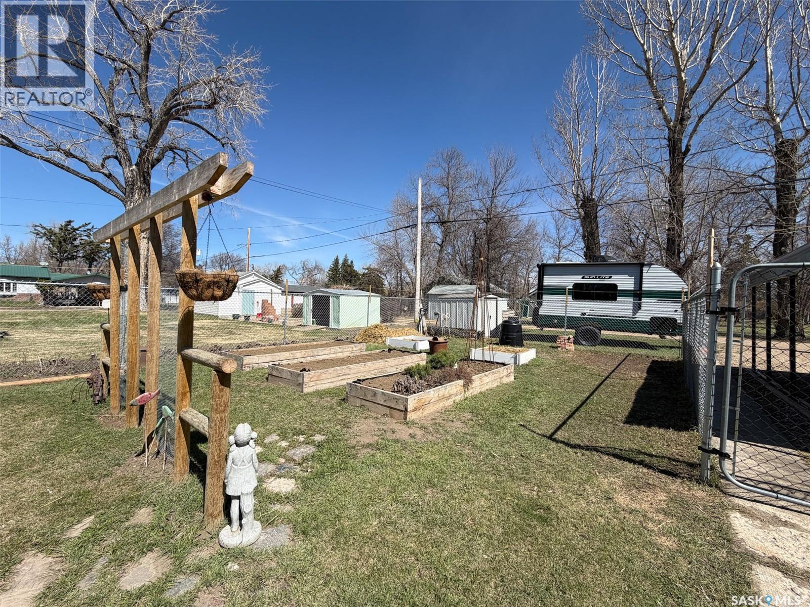 227 Riverside Boulevard, Eastend, SK - Outdoor