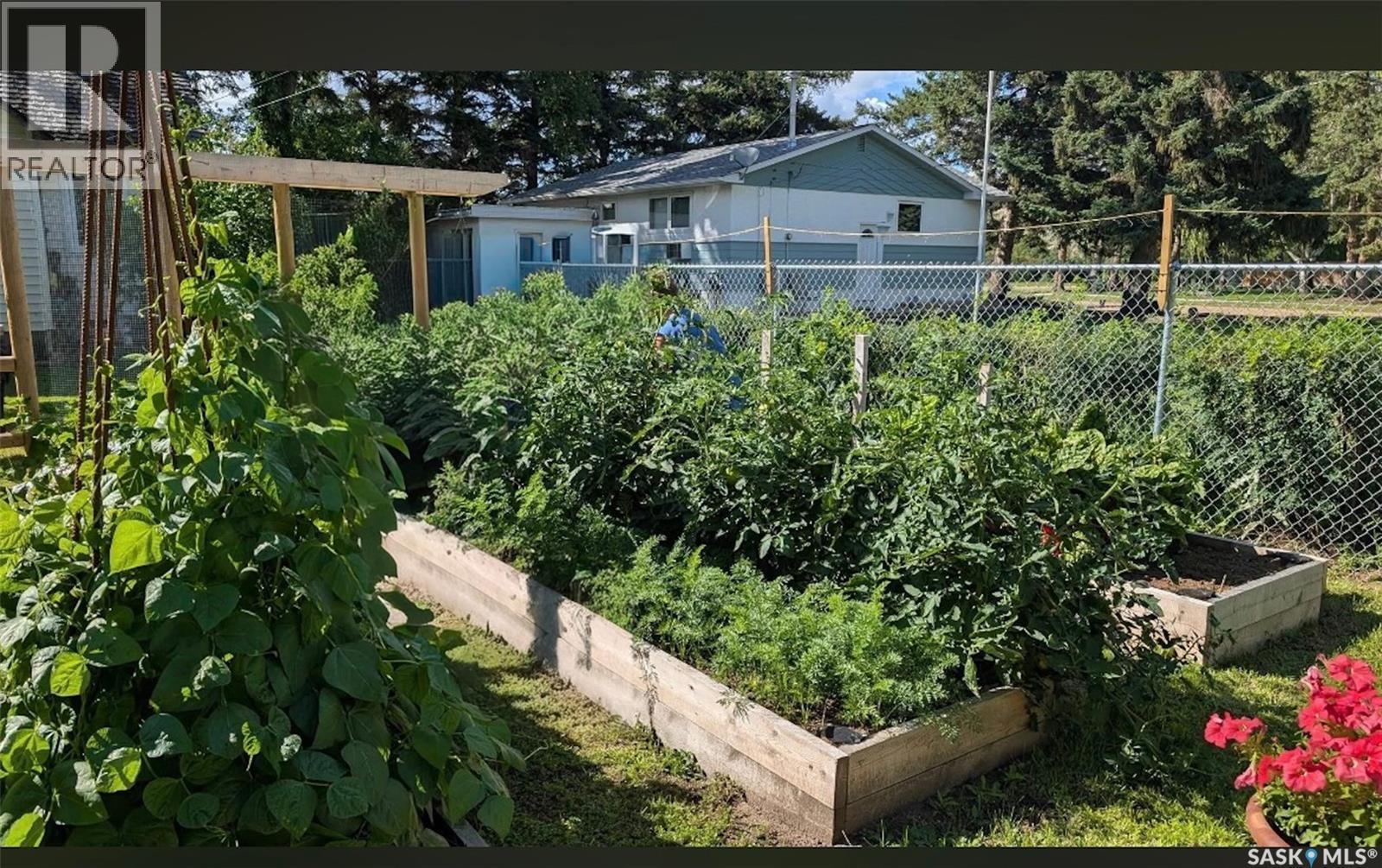 227 Riverside Boulevard, Eastend, SK - Outdoor