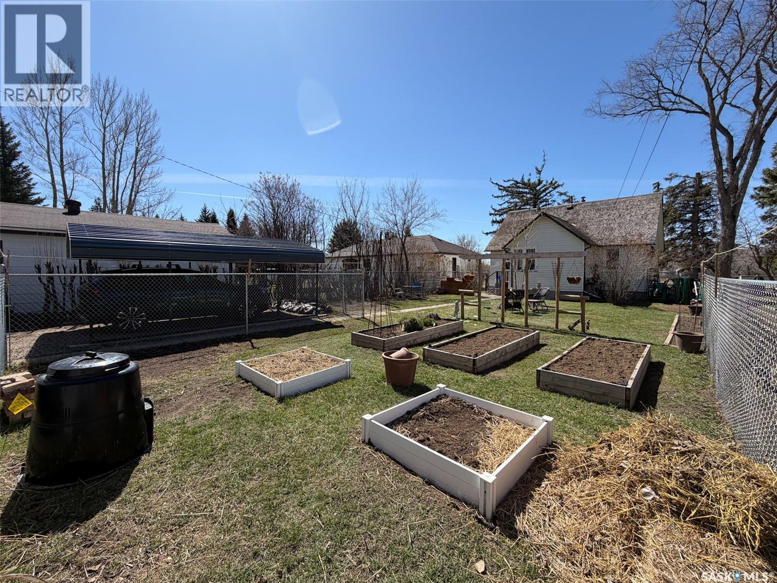 227 Riverside Boulevard, Eastend, SK - Outdoor