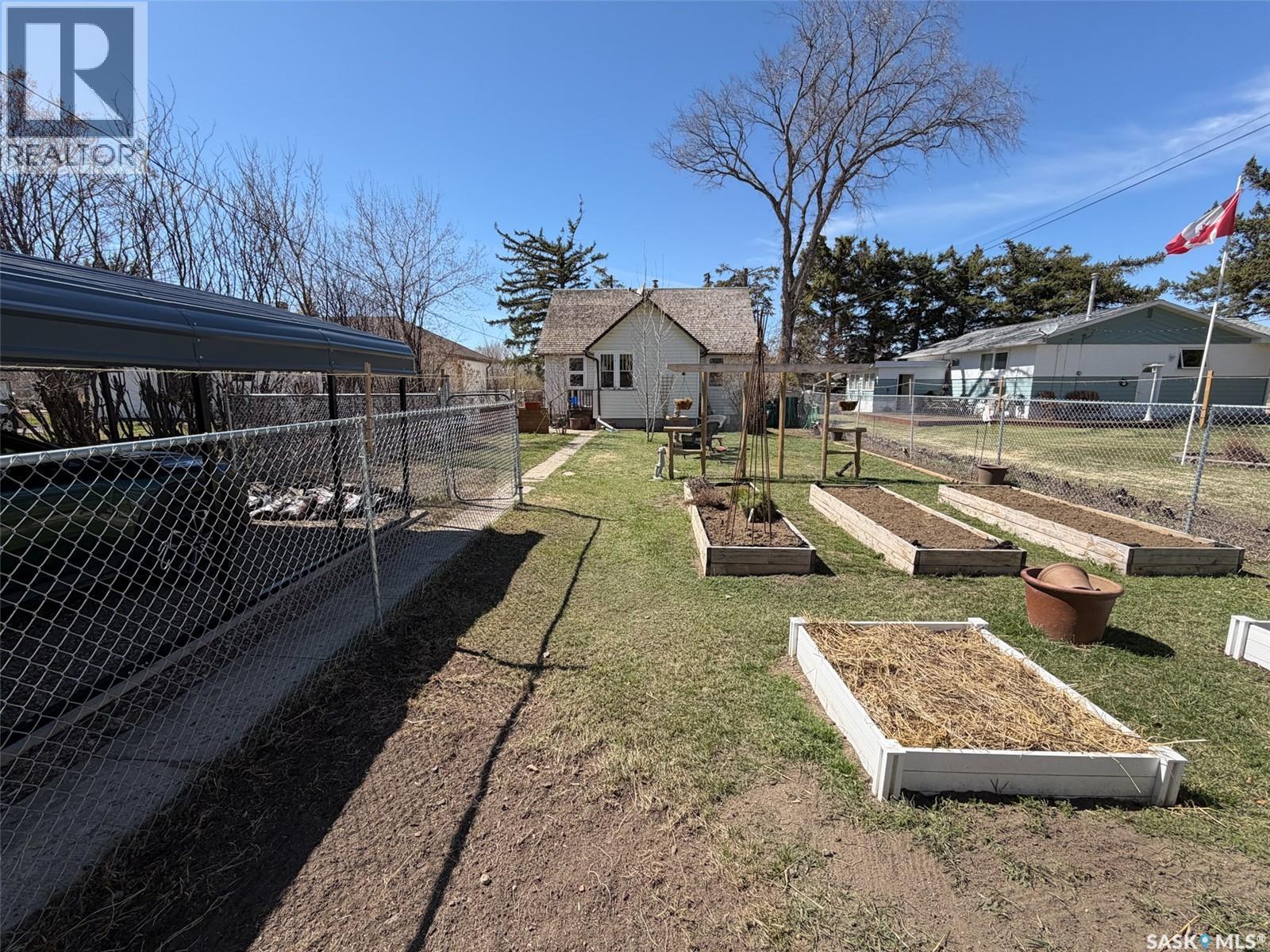 227 Riverside Boulevard, Eastend, SK - Outdoor