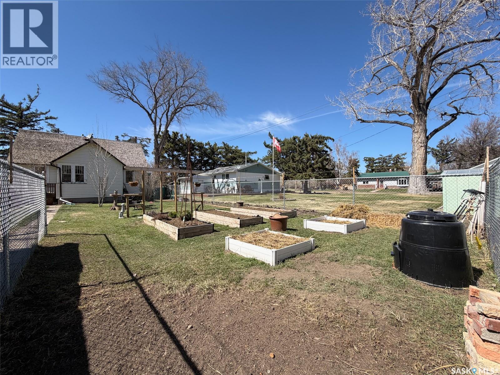 227 Riverside Boulevard, Eastend, SK - Outdoor