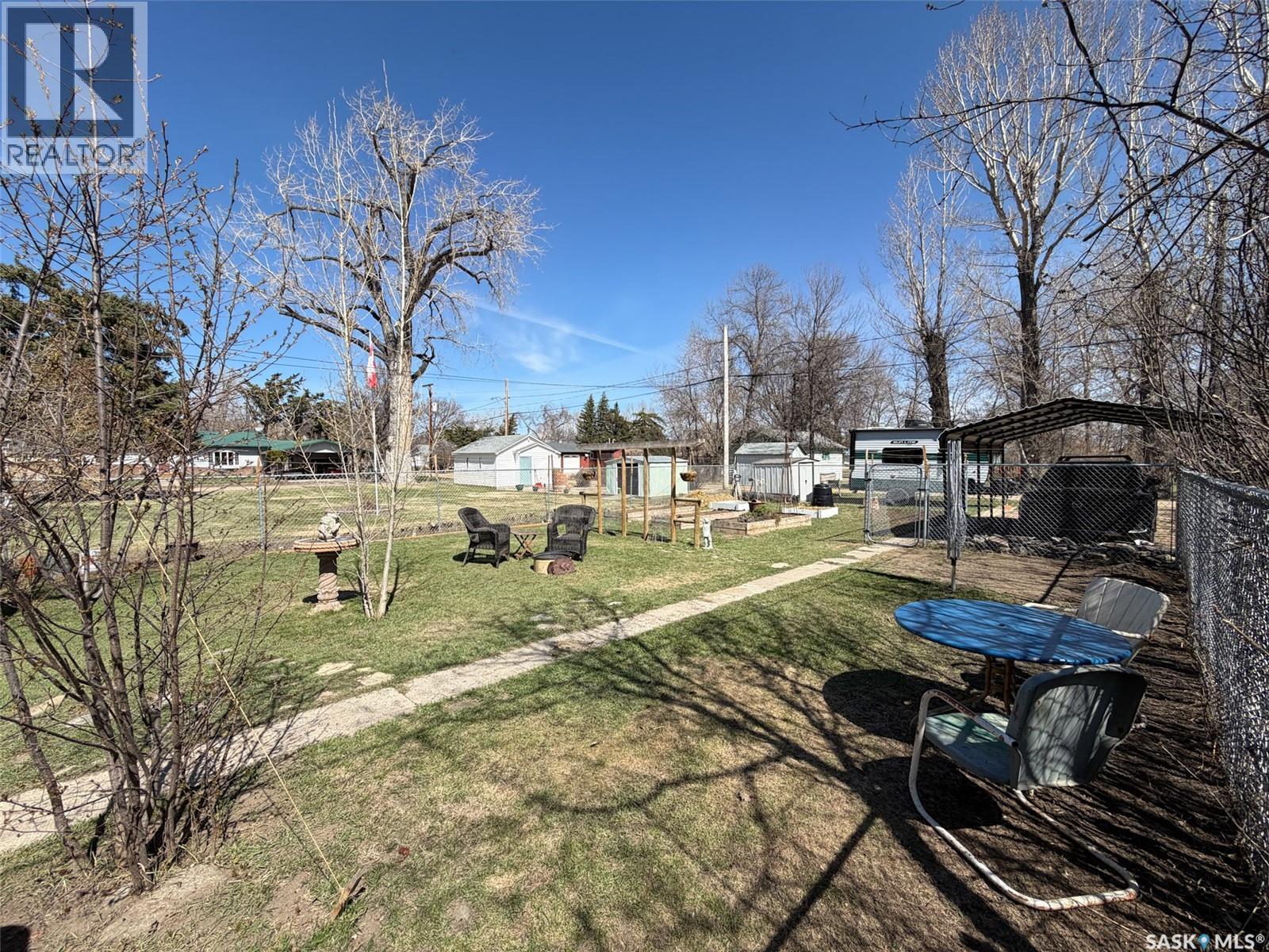 227 Riverside Boulevard, Eastend, SK - Outdoor