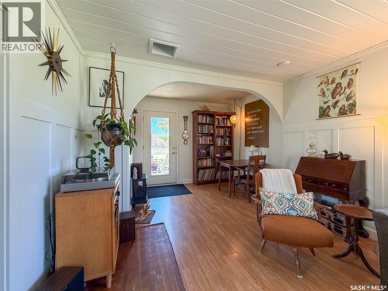 227 Riverside Boulevard, Eastend, SK - Indoor