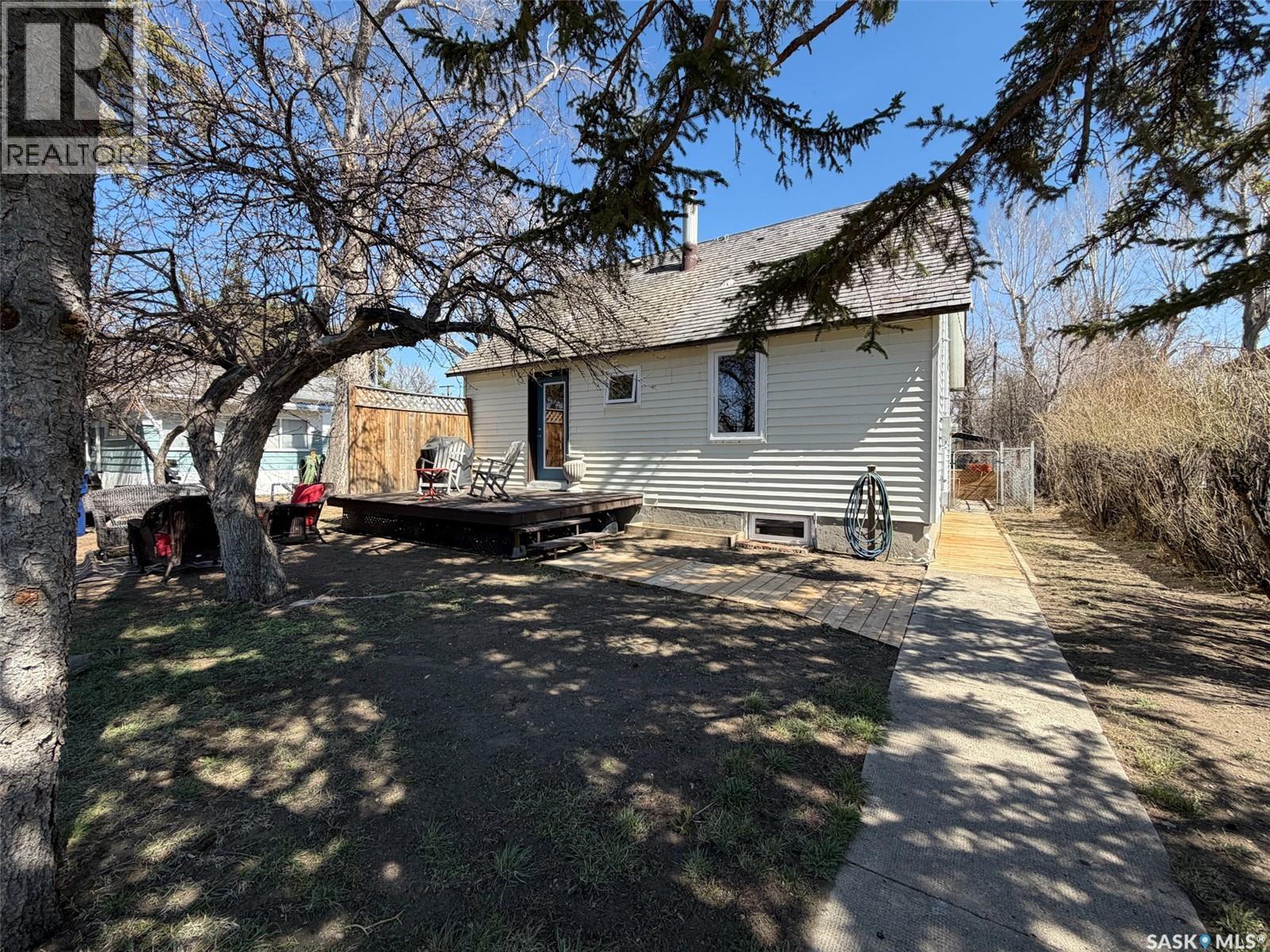 227 Riverside Boulevard, Eastend, SK - Outdoor