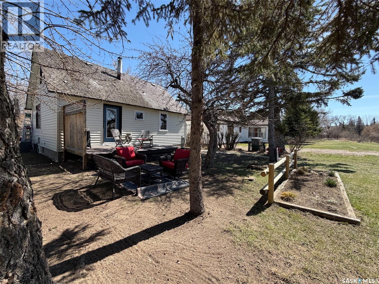 227 Riverside Boulevard, Eastend, SK - Outdoor