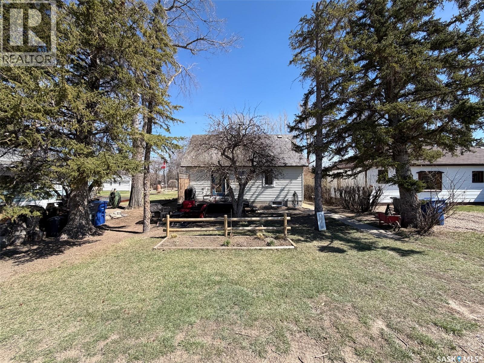227 Riverside Boulevard, Eastend, SK - Outdoor