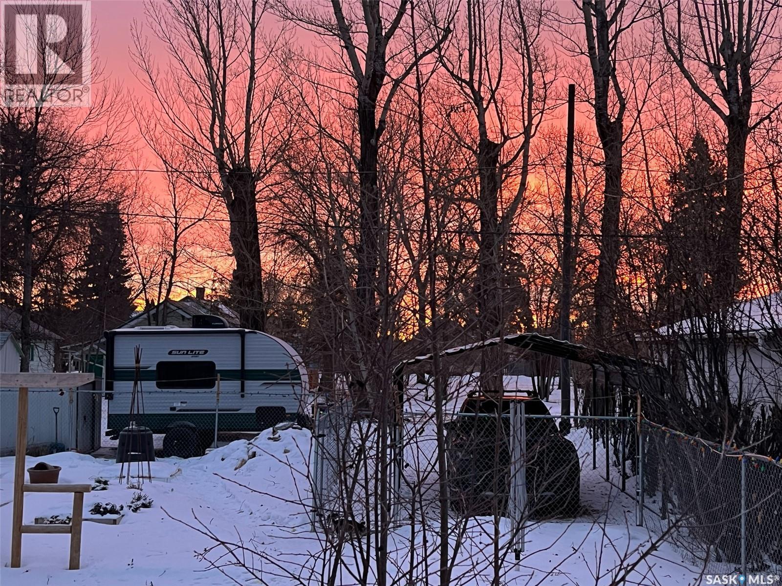 227 Riverside Boulevard, Eastend, SK - Outdoor