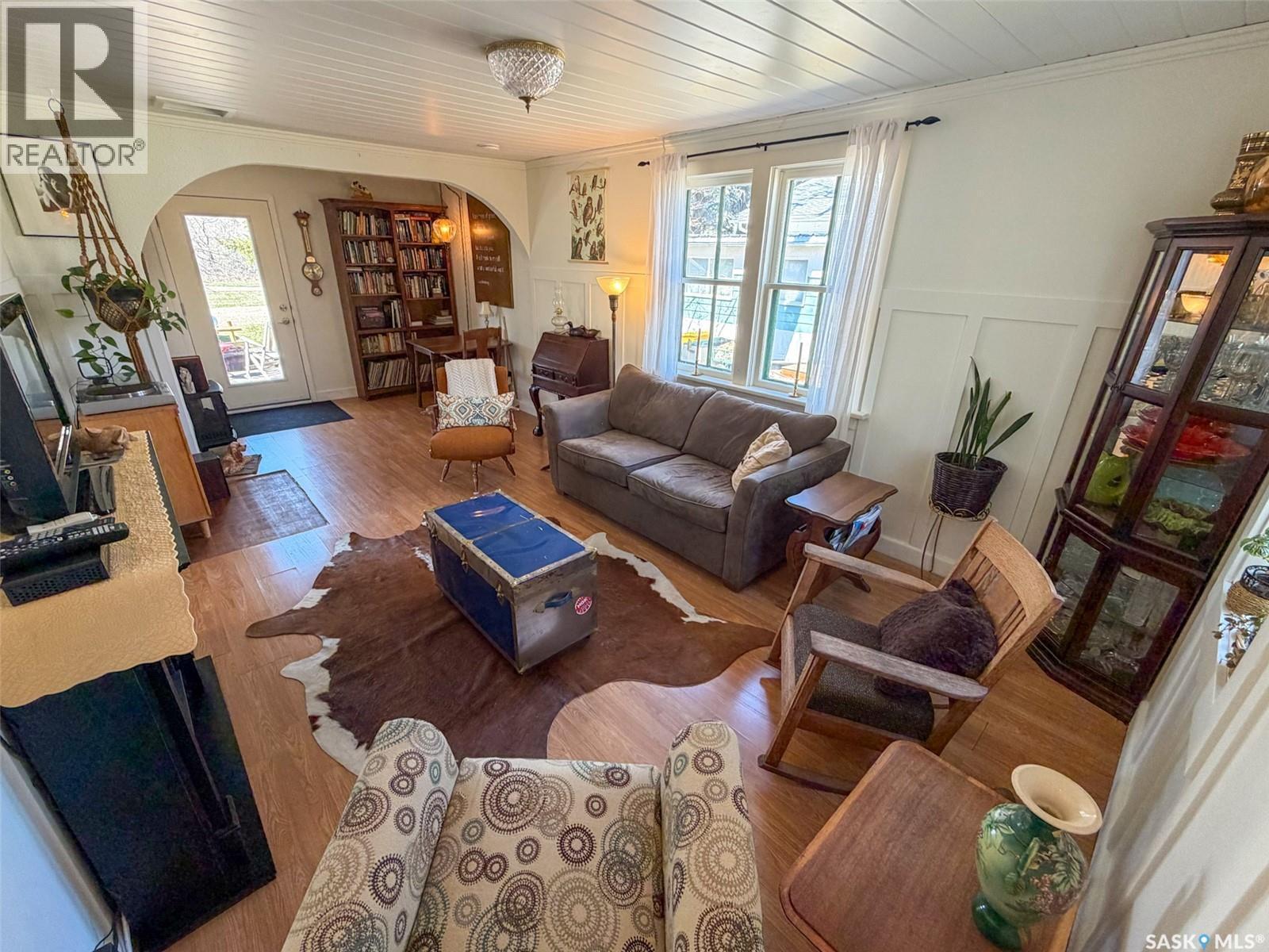 227 Riverside Boulevard, Eastend, SK - Indoor Photo Showing Living Room