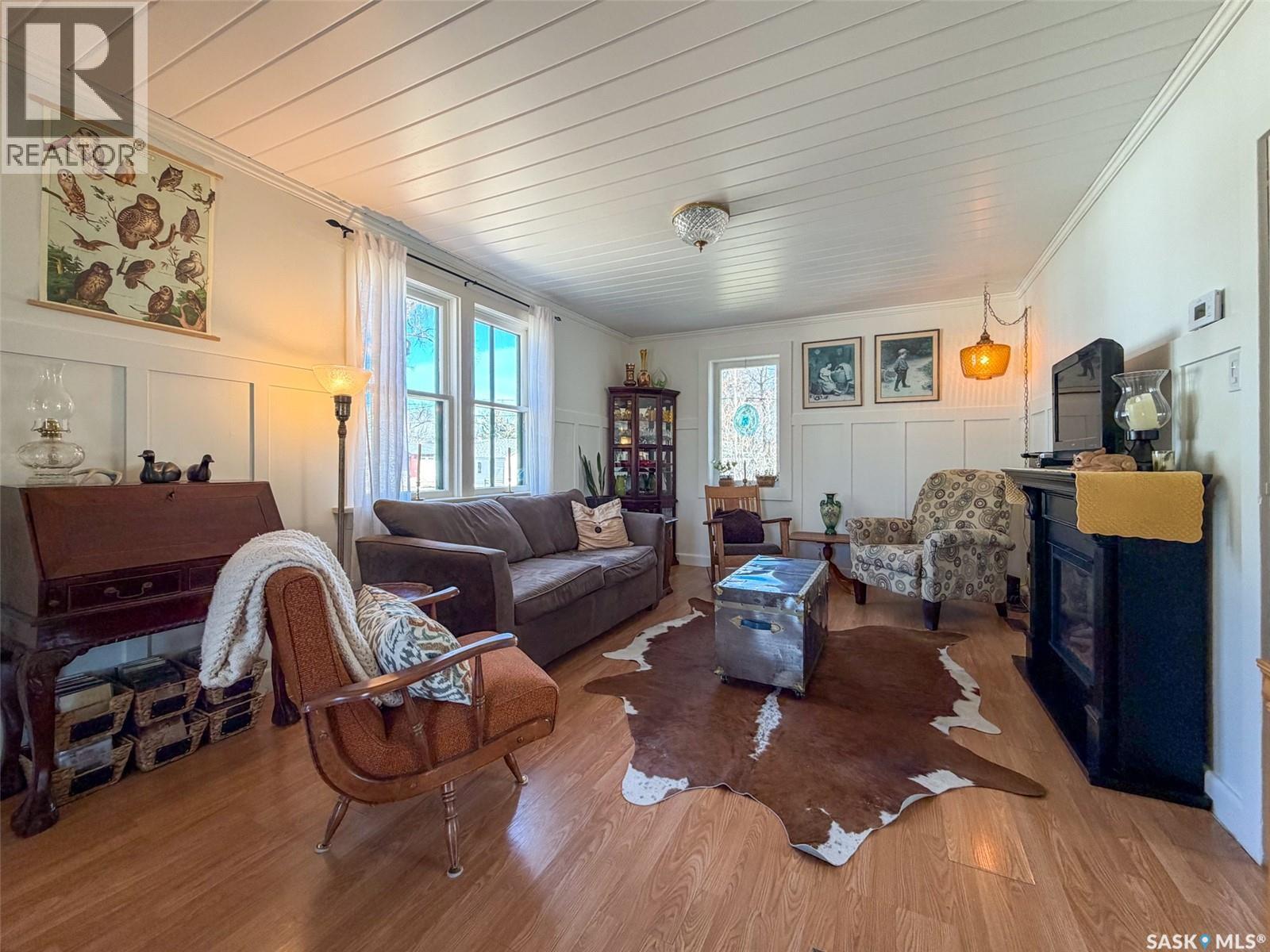 227 Riverside Boulevard, Eastend, SK - Indoor Photo Showing Living Room