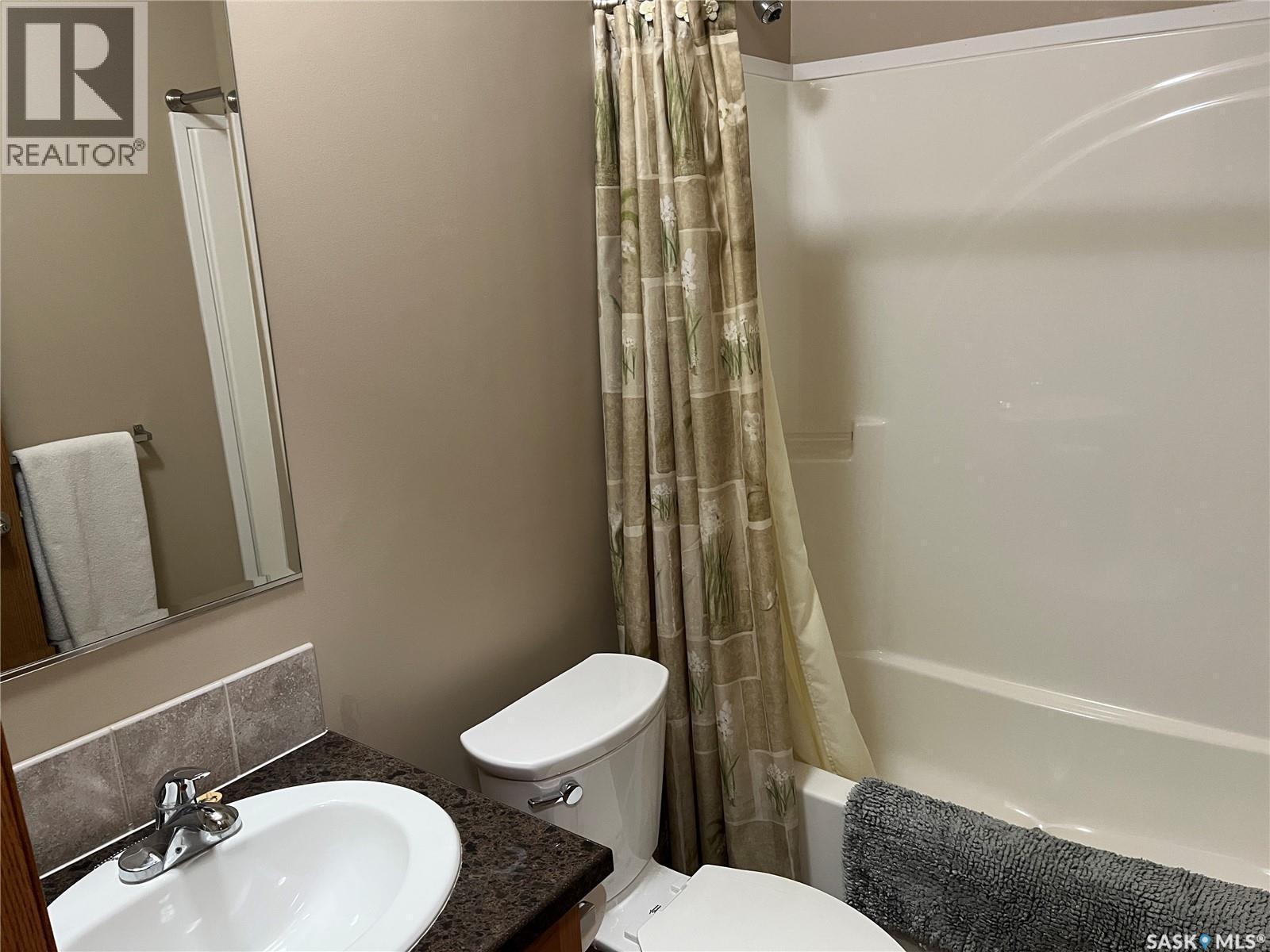 24 Hall Street, Halbrite, SK - Indoor Photo Showing Bathroom
