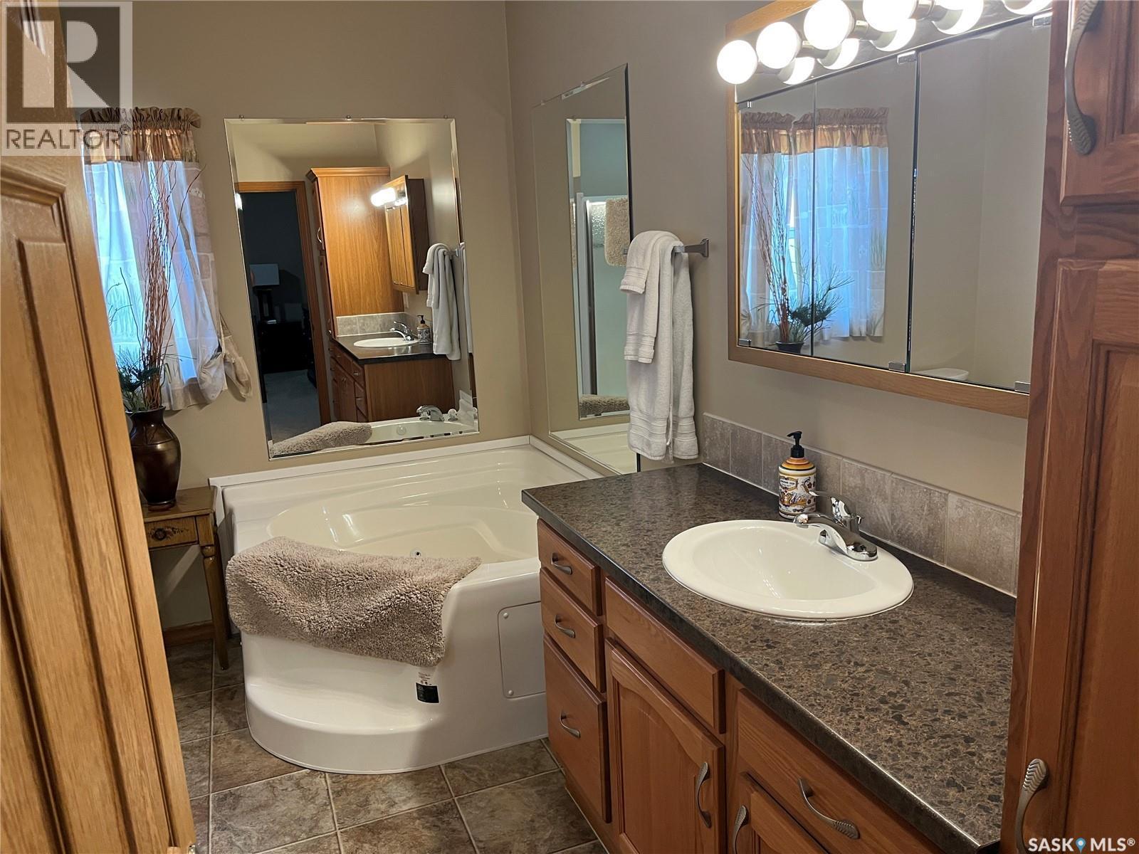 24 Hall Street, Halbrite, SK - Indoor Photo Showing Bathroom