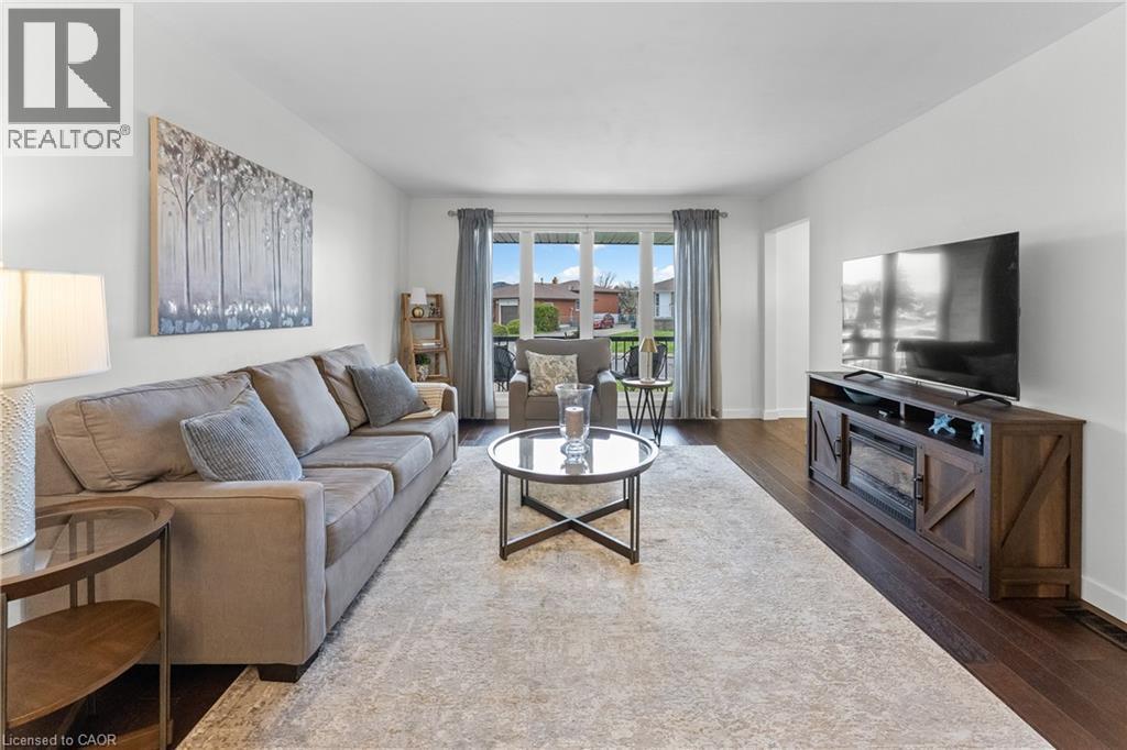142 Marcella Crescent, Hamilton, ON - Indoor Photo Showing Living Room