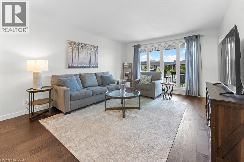 142 Marcella Crescent, Hamilton, ON - Indoor Photo Showing Living Room