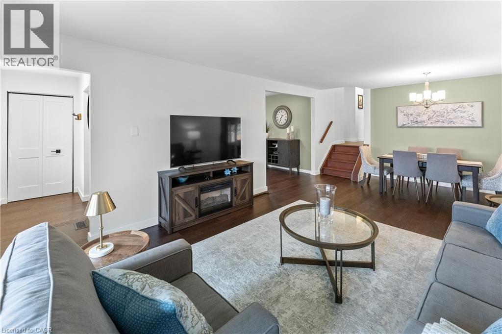 142 Marcella Crescent, Hamilton, ON - Indoor Photo Showing Living Room