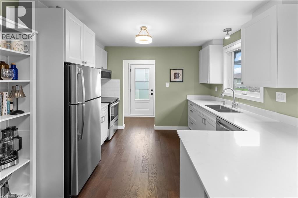 142 Marcella Crescent, Hamilton, ON - Indoor Photo Showing Kitchen With Double Sink