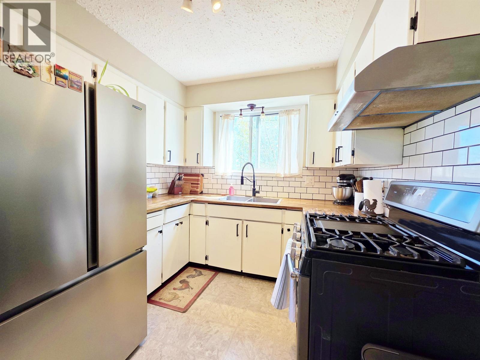 1256 Maple Drive, Quesnel, BC - Indoor Photo Showing Kitchen With Double Sink