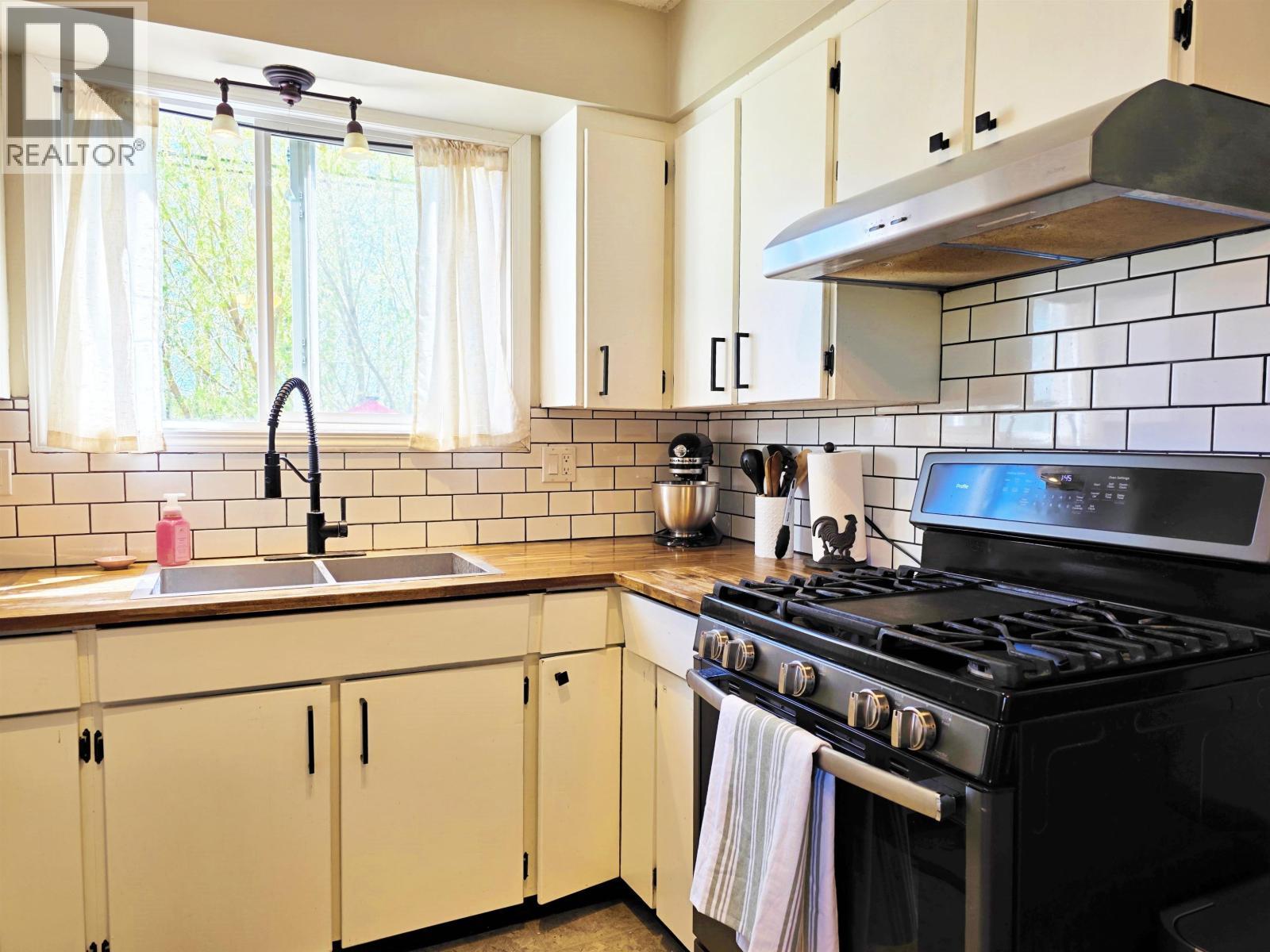 1256 Maple Drive, Quesnel, BC - Indoor Photo Showing Kitchen With Double Sink