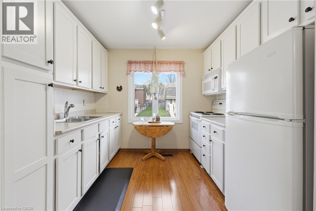 299 Limeridge Ridge W Unit# 21, Hamilton, ON - Indoor Photo Showing Kitchen With Double Sink