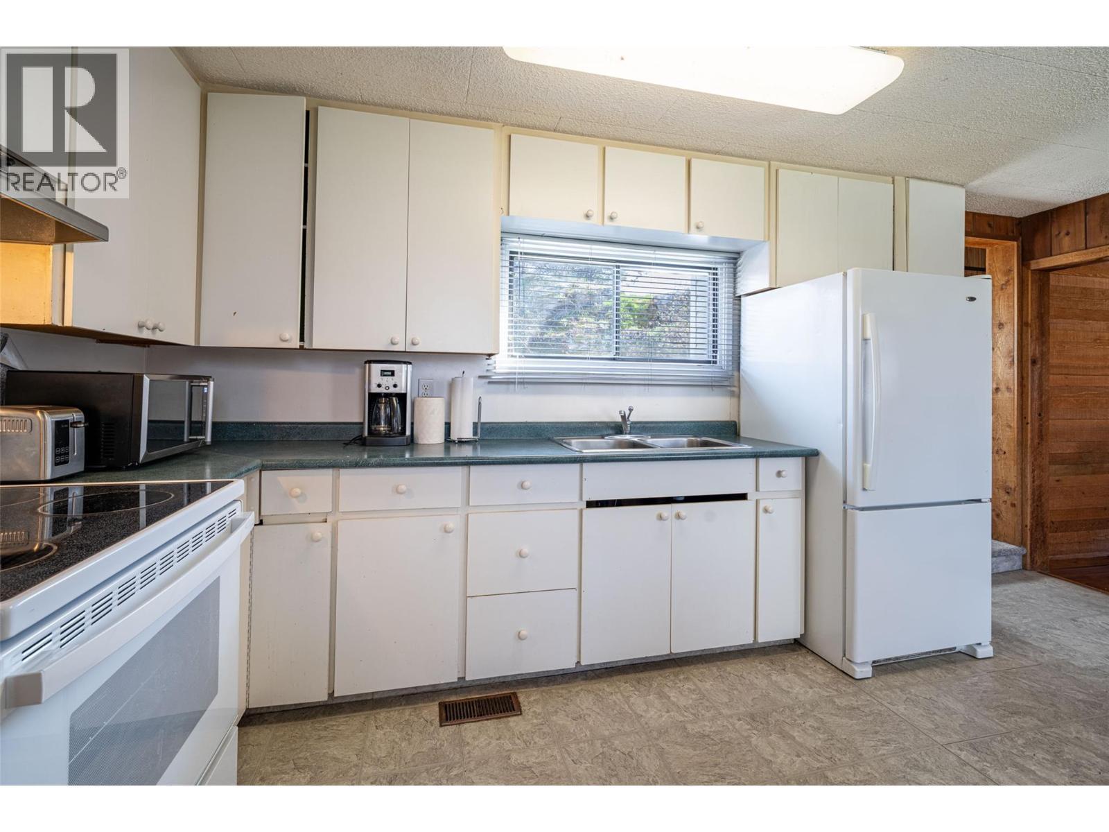 Kitchen - 10091 6 Highway, Coldstream, BC