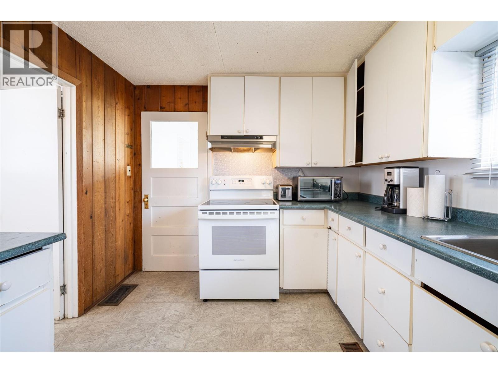 Kitchen - 10091 6 Highway, Coldstream, BC