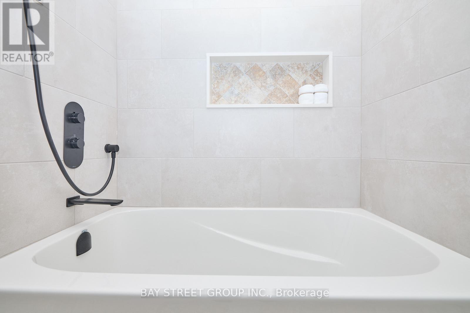 3873 Glenview Drive, Lincoln (Lincoln-Jordan/Vineland), ON - Indoor Photo Showing Bathroom