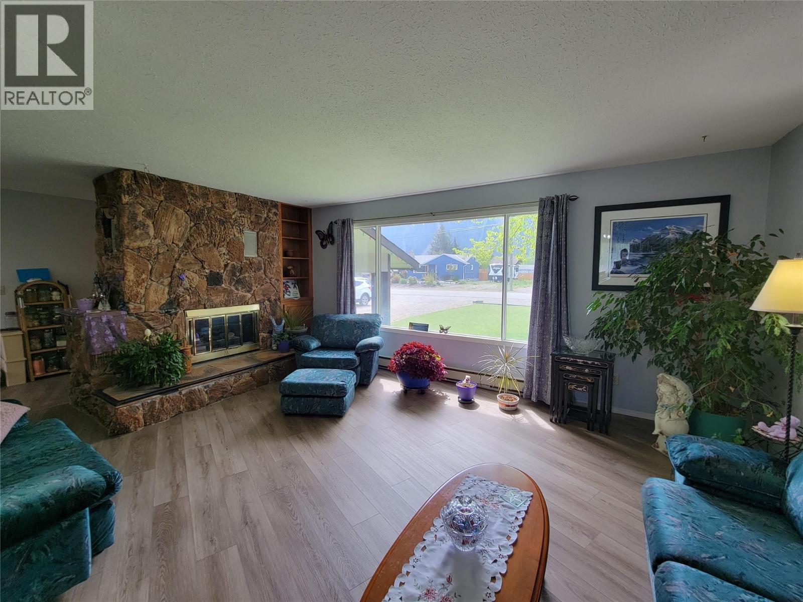 430 2Nd Avenue, Keremeos, BC - Indoor Photo Showing Living Room With Fireplace