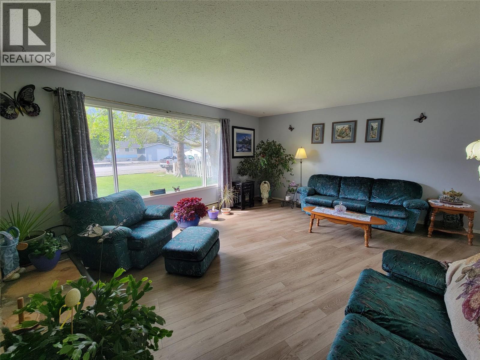 430 2Nd Avenue, Keremeos, BC - Indoor Photo Showing Living Room