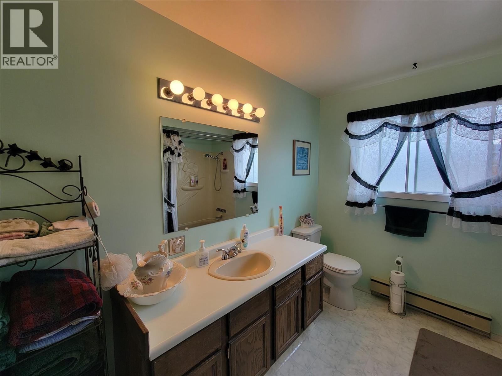 430 2Nd Avenue, Keremeos, BC - Indoor Photo Showing Bathroom