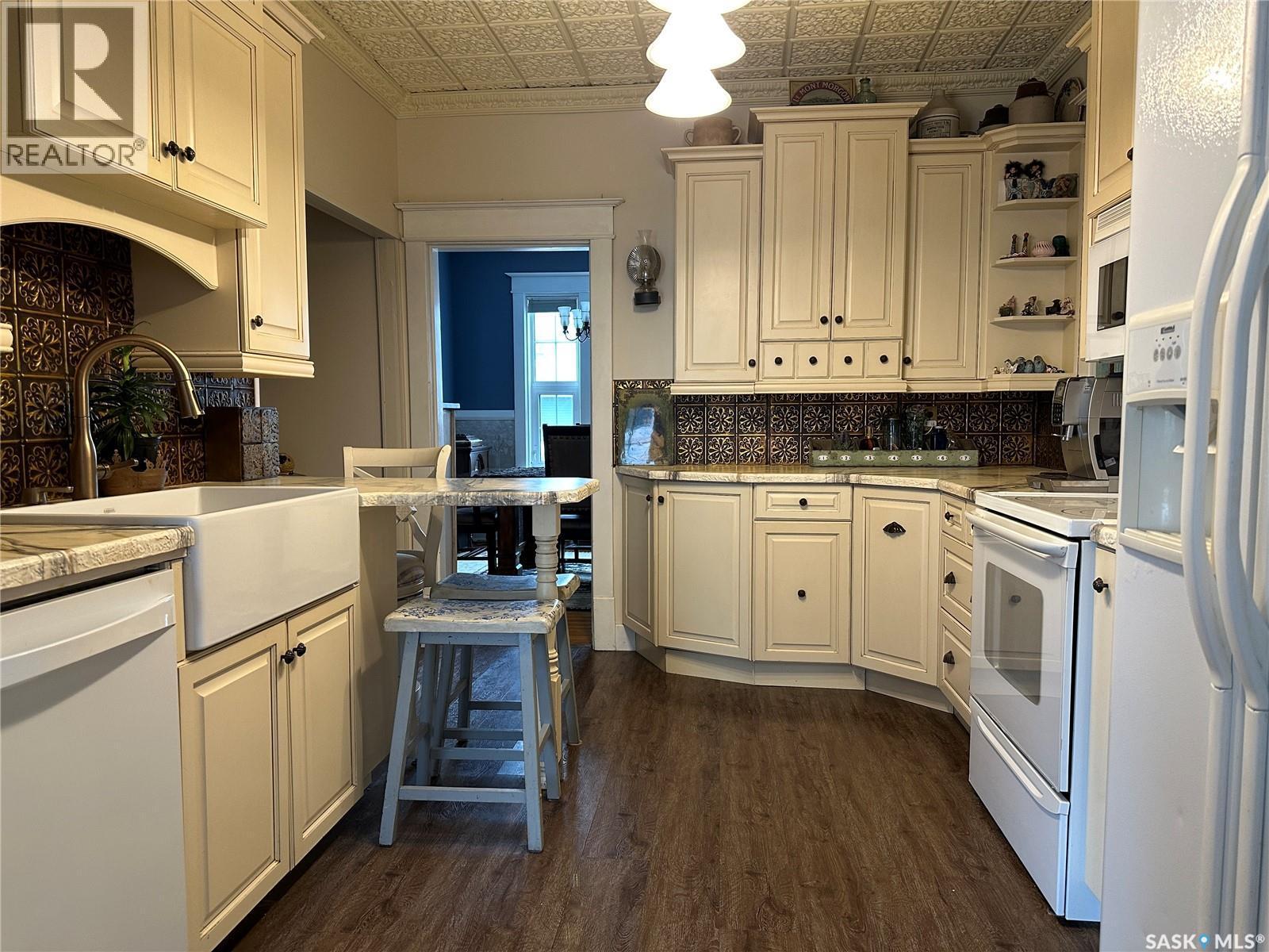503 Bison Avenue, Weyburn, SK - Indoor Photo Showing Kitchen