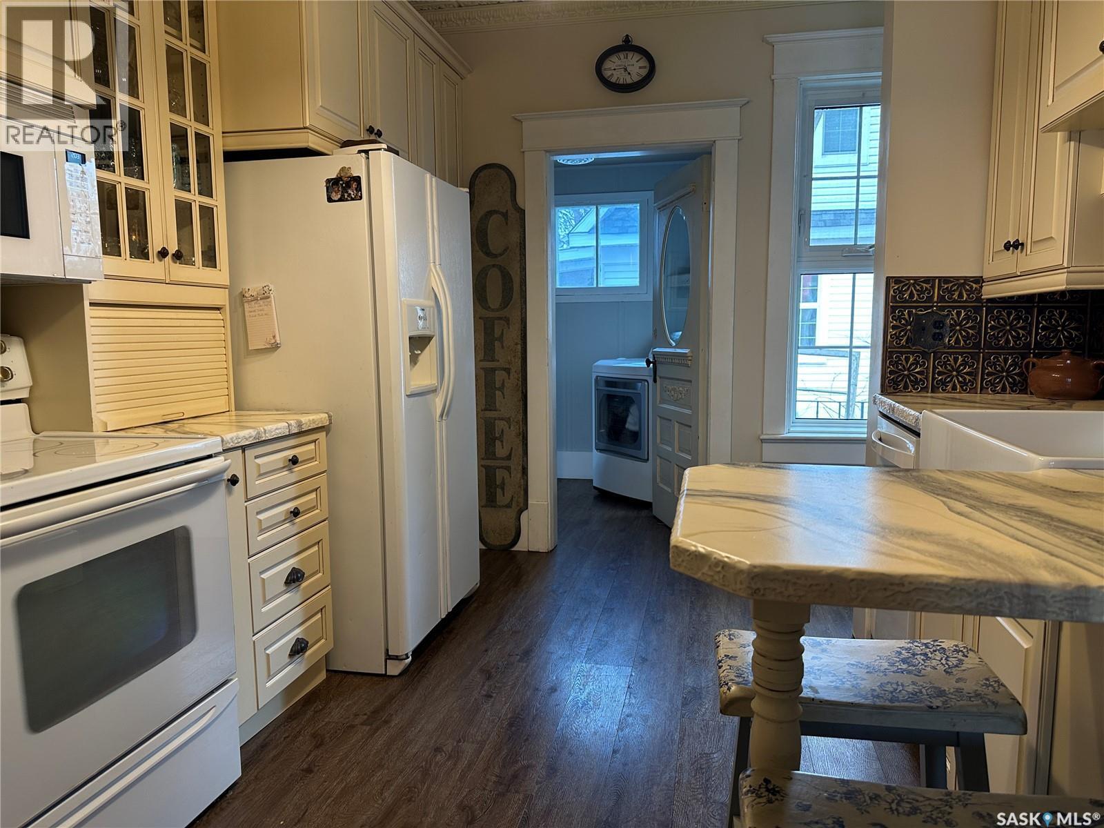 503 Bison Avenue, Weyburn, SK - Indoor Photo Showing Kitchen