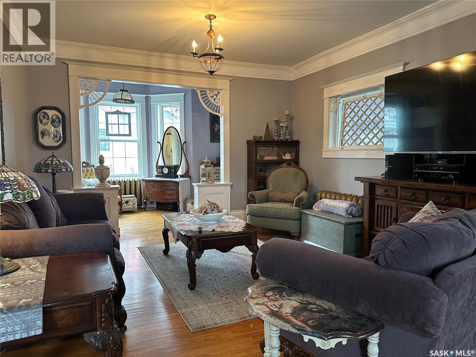 503 Bison Avenue, Weyburn, SK - Indoor Photo Showing Living Room