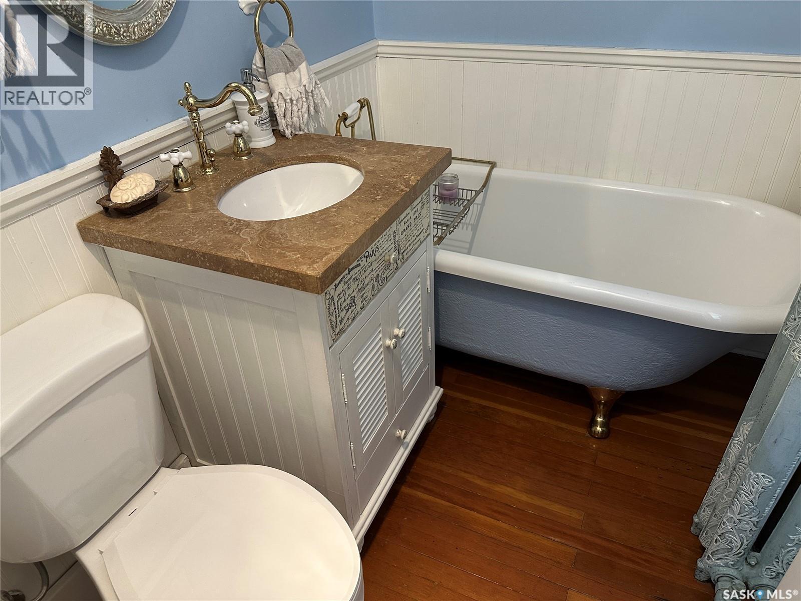 503 Bison Avenue, Weyburn, SK - Indoor Photo Showing Bathroom