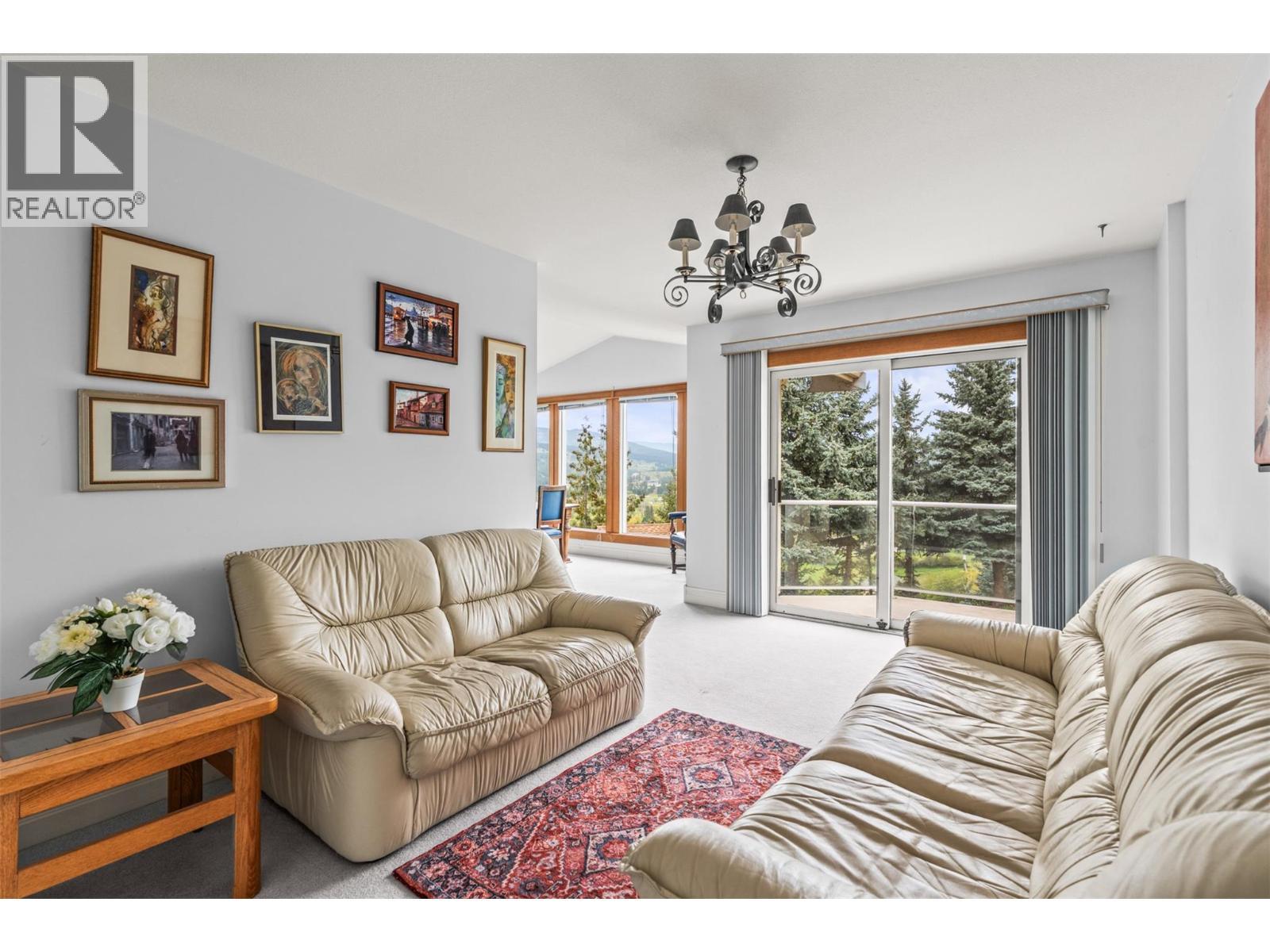 363 Northwind Drive, Vernon, BC - Indoor Photo Showing Living Room