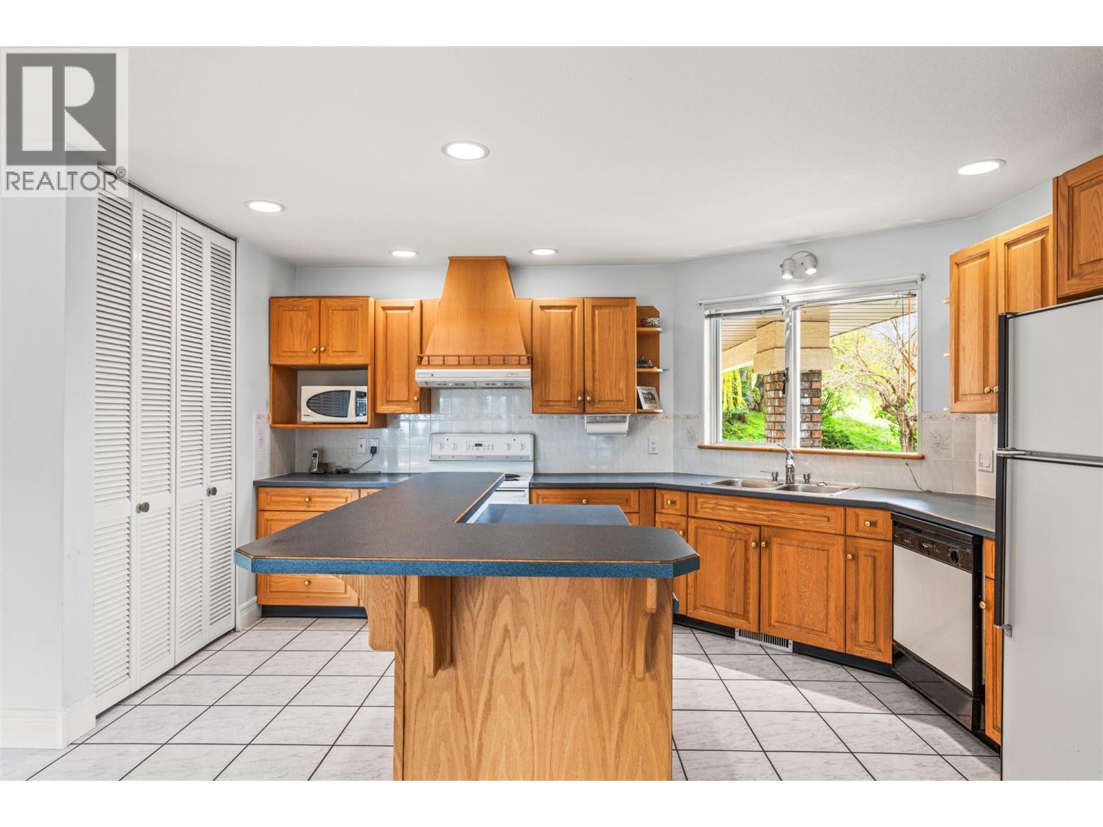 363 Northwind Drive, Vernon, BC - Indoor Photo Showing Kitchen With Double Sink