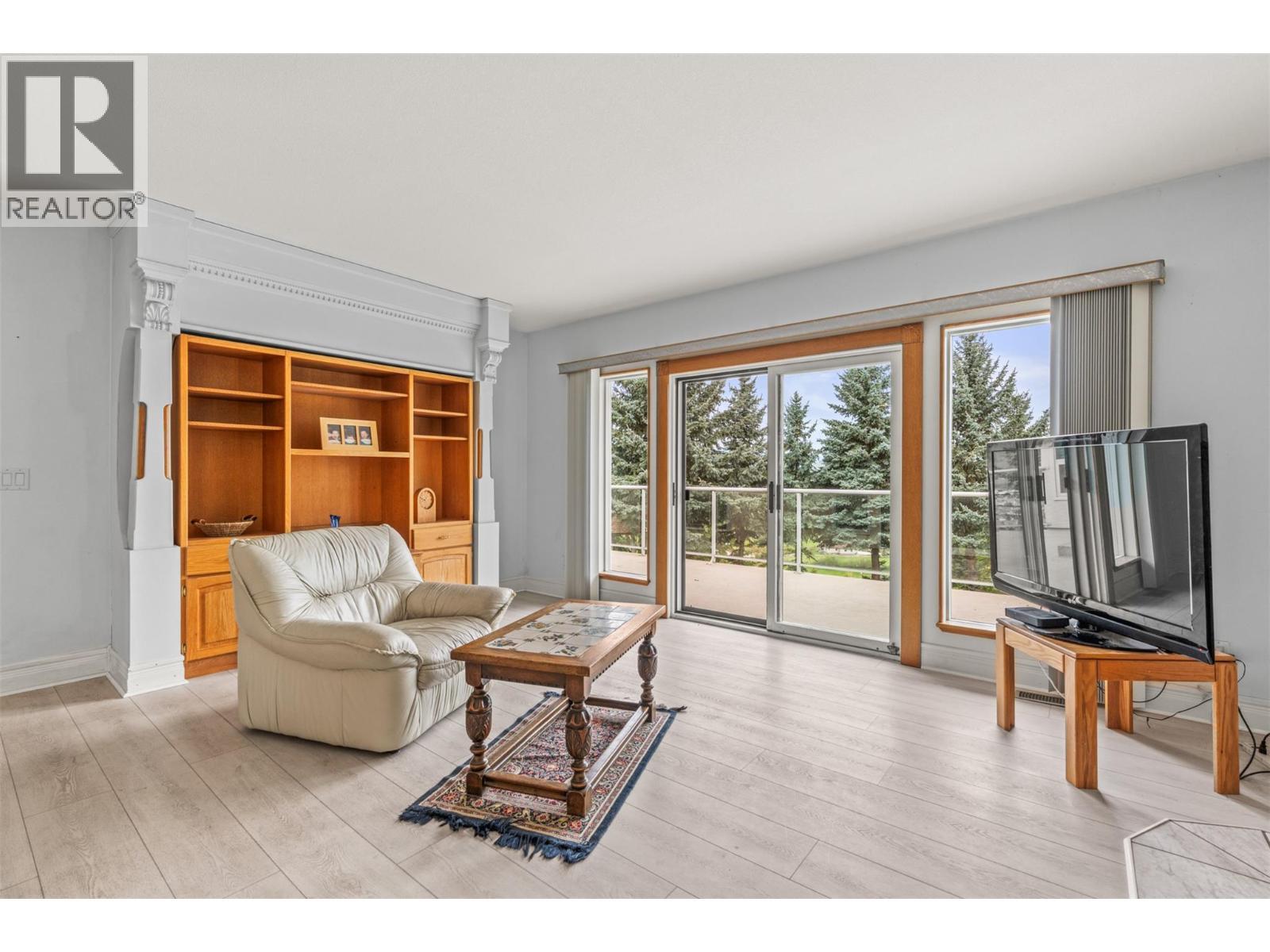363 Northwind Drive, Vernon, BC - Indoor Photo Showing Living Room
