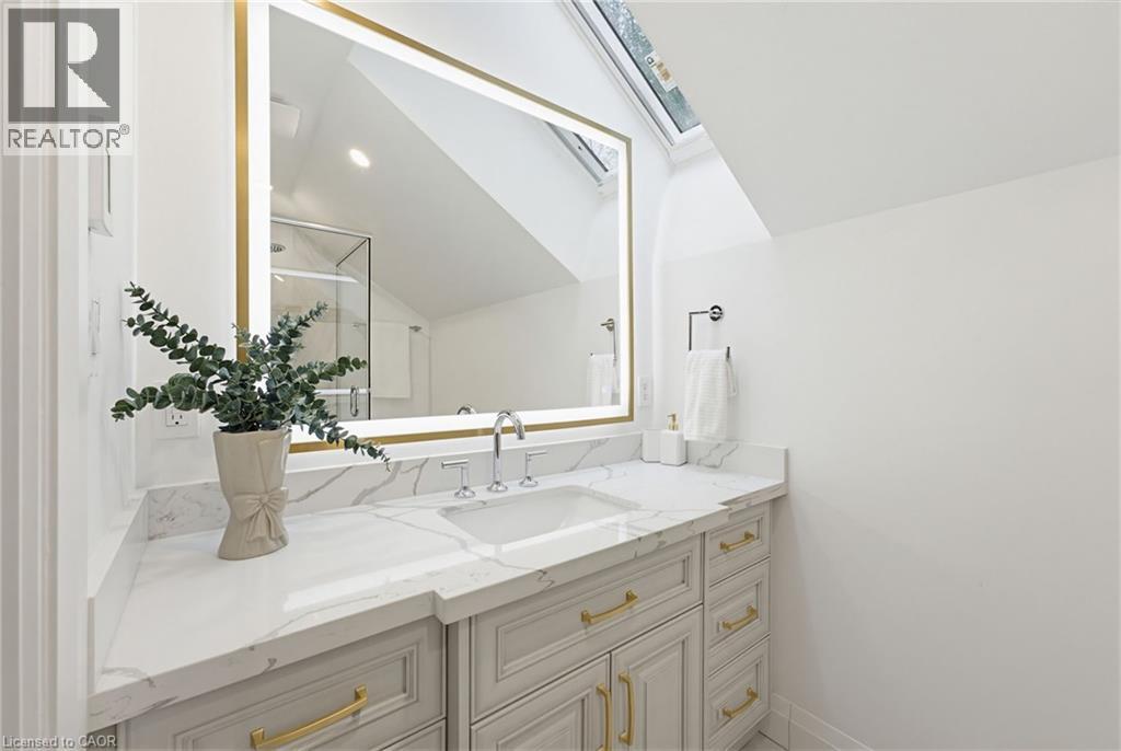 3083 Lakeshore Road, Burlington, ON - Indoor Photo Showing Bathroom