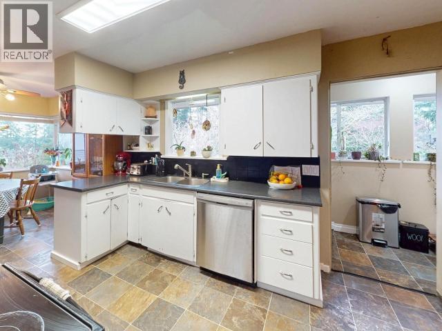3361 Joyce Ave, Powell River, BC - Indoor Photo Showing Kitchen With Double Sink