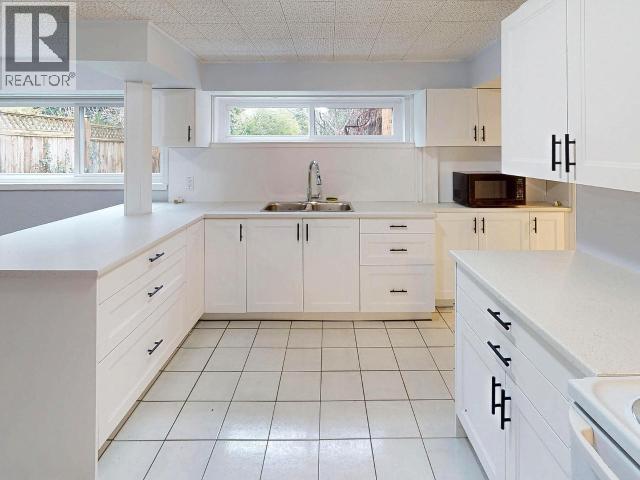 3361 Joyce Ave, Powell River, BC - Indoor Photo Showing Kitchen With Double Sink