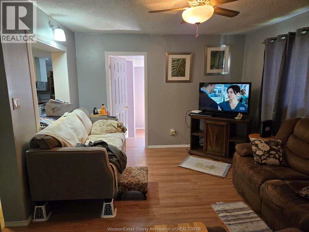 3595 Queen, Windsor, ON - Indoor Photo Showing Living Room