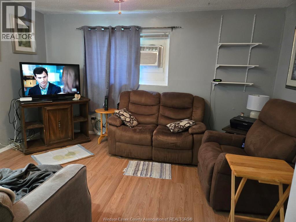 3595 Queen, Windsor, ON - Indoor Photo Showing Living Room
