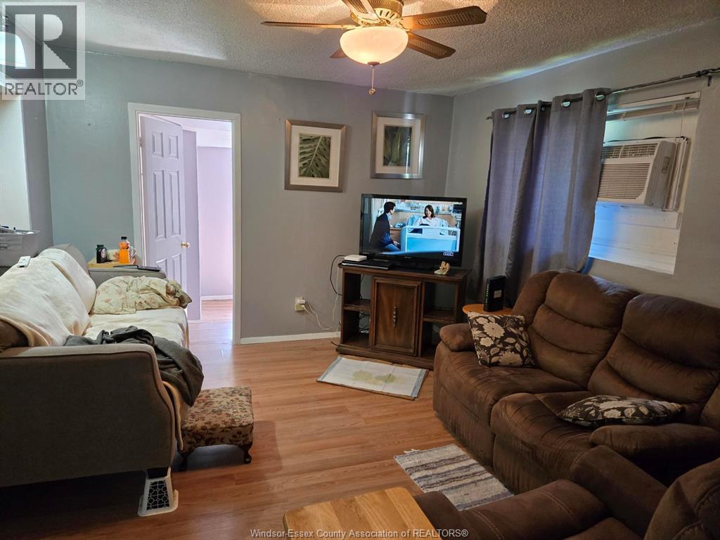 3595 Queen, Windsor, ON - Indoor Photo Showing Living Room