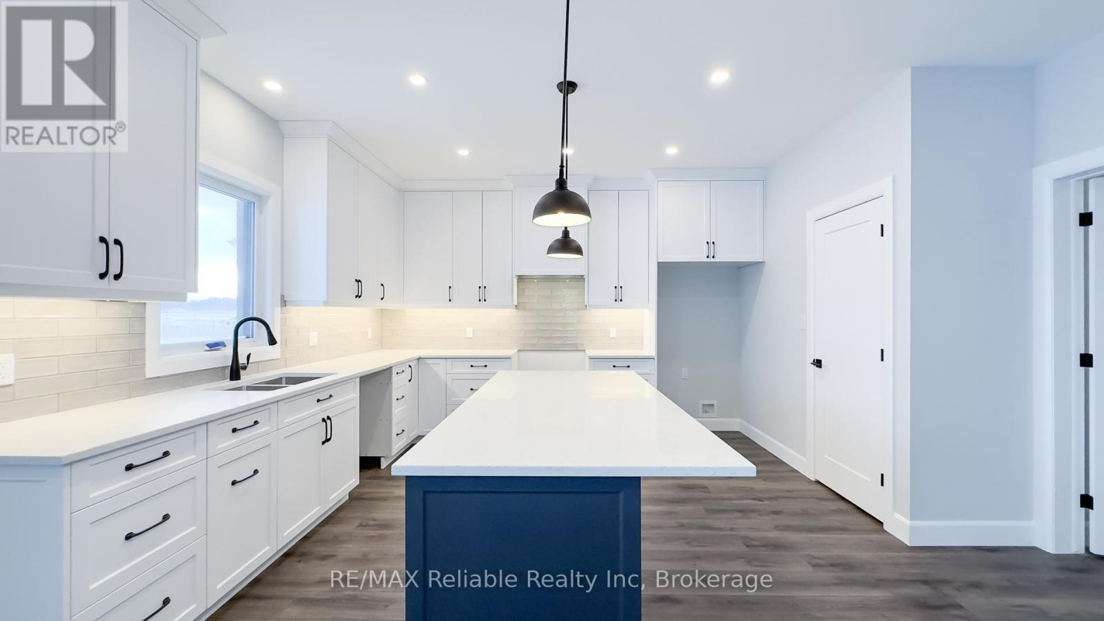 465 Warren Street, Goderich (Goderich (Town)), ON - Indoor Photo Showing Kitchen With Double Sink With Upgraded Kitchen