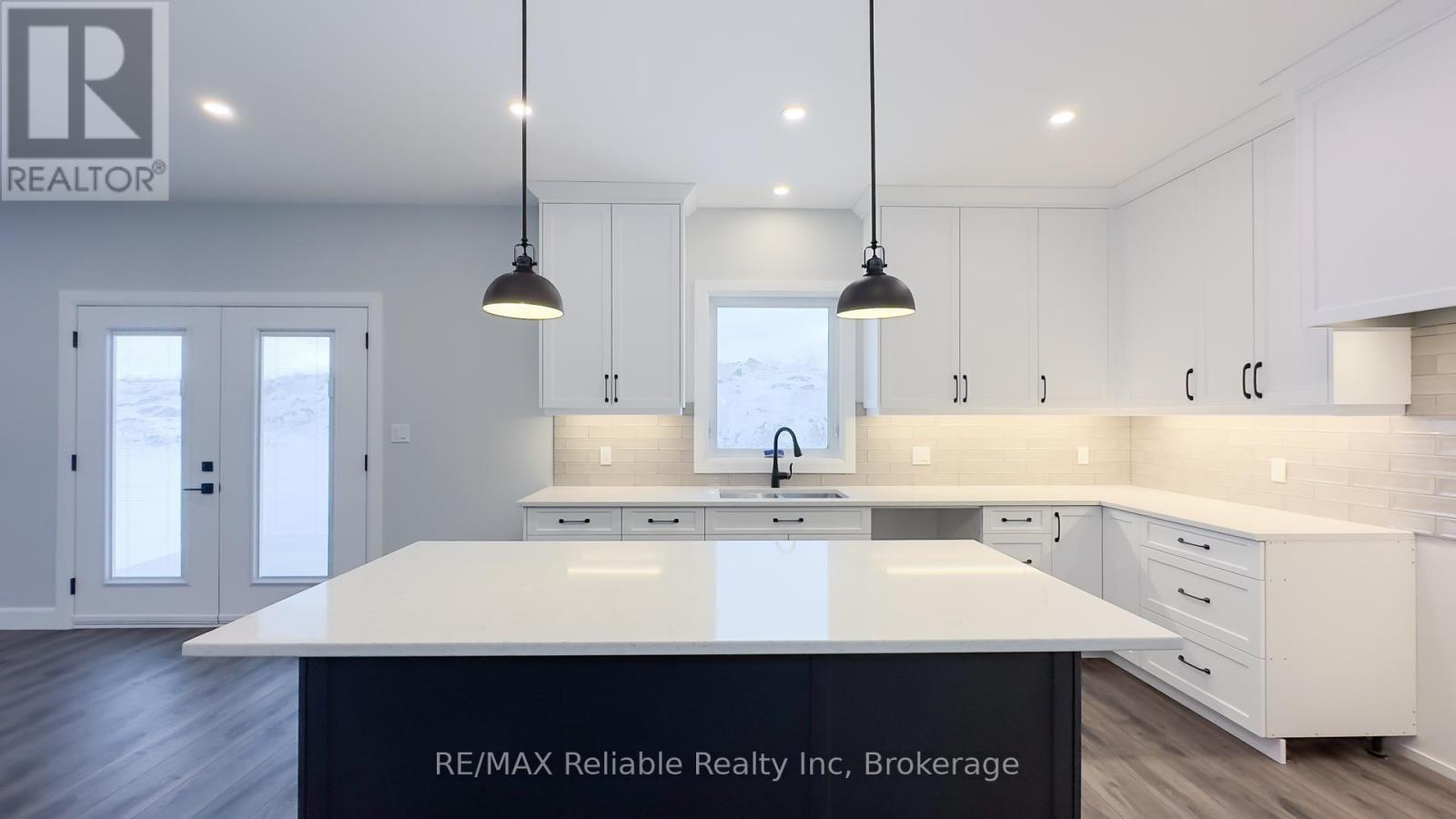 465 Warren Street, Goderich (Goderich (Town)), ON - Indoor Photo Showing Kitchen With Upgraded Kitchen